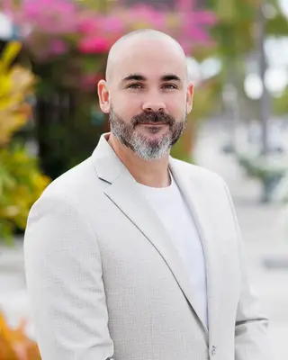 Portrait of Robert Alpizar, Real Estate Broker
