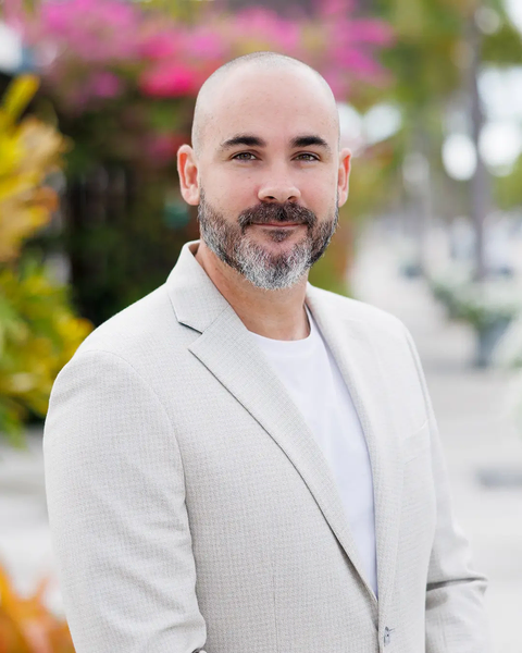 Robert Alpizar, Real Estate Broker